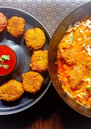 दुधीची कोफ्ता करी (dhudhi bhopala kofta curry recipe in रेसिपी चे मुख्य फोटो 