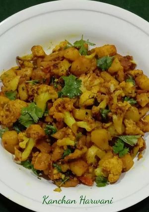 आलू गोभी फ्राई(Aloo Gobhi fry recipe in hindi) रेसिपी मुख्य फोटो
