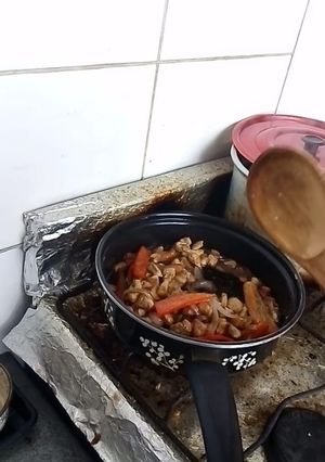 Una foto de Fideos tornillo saltado de pollo