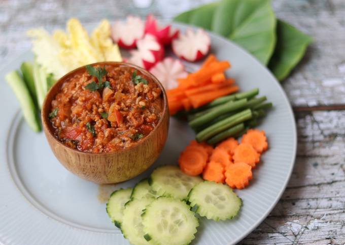 Steps to Prepare Speedy Nam phrik ong - Thai northern style chilli paste with minced chicken 🌶