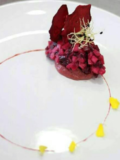 Una foto de Tartar de remolacha y manzanas