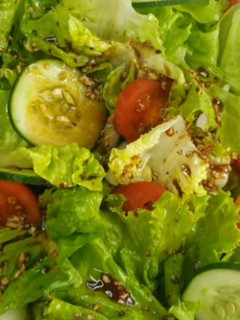 Foto de Salada de alface com azeite e vinagre balsâmico
