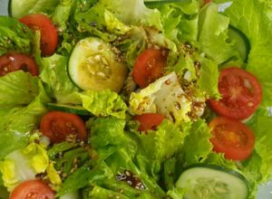 Foto de Salada de alface com azeite e vinagre balsâmico
