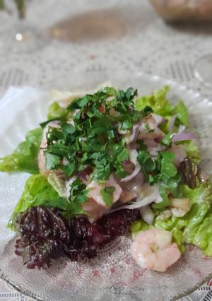 Una foto de Ceviche de salmón y camarones