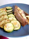 Verdel con calabacín a la plancha y refrito de ajos
