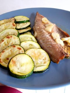 Una foto de Verdel con calabacín a la plancha y refrito de ajos