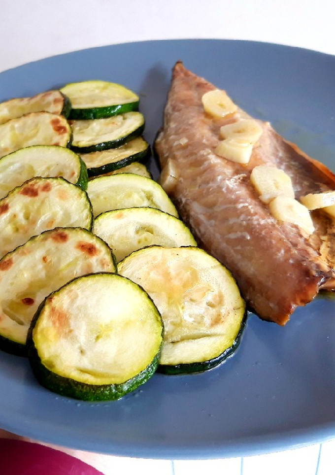Una foto de Verdel con calabacín a la plancha y refrito de ajos