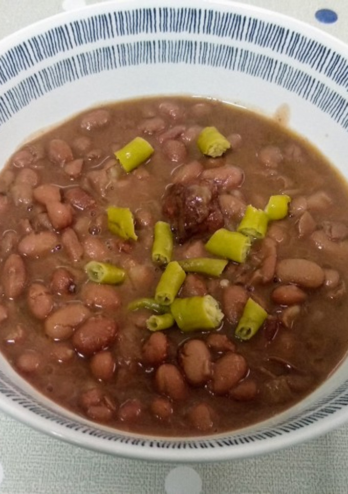 Una foto de Alubias rojas con piparras