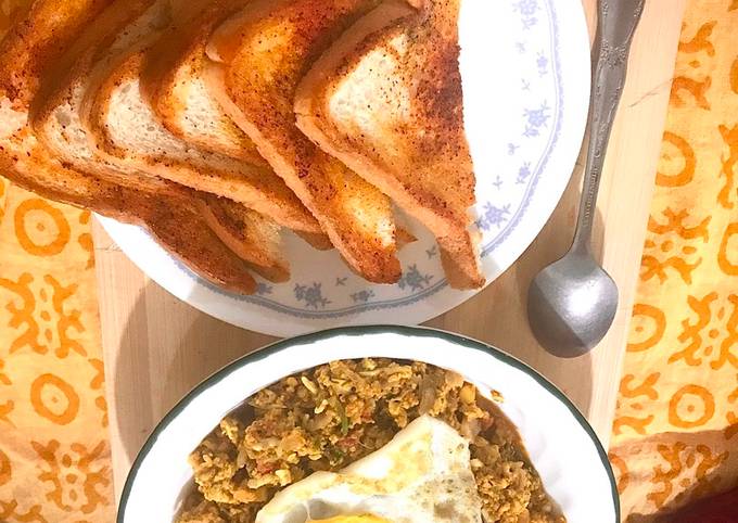 Anda Ghotala with masala bread