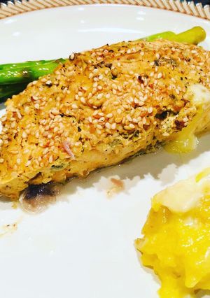 Una foto de Salmón en Menta Dijon, acompañado de Puré de Papa Criolla con Brie y Espárragos Parrillados