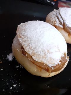 Una foto de Facturas con dulce de leche