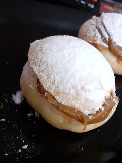 Una foto de Facturas con dulce de leche