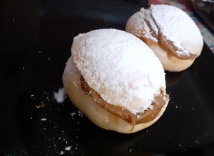 Una foto de Facturas con dulce de leche