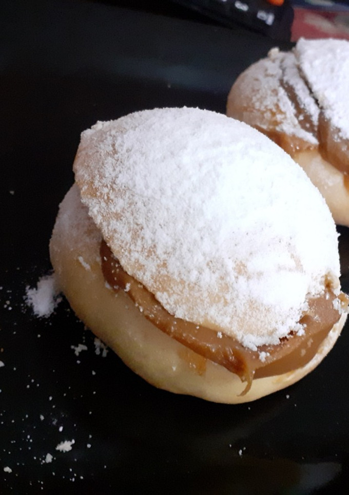 Una foto de Facturas con dulce de leche