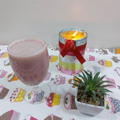 A picture of Apple and pomegranate juice.
