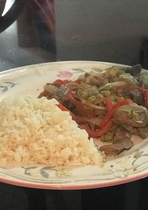 Una foto de Carne con pimientos y arvejas acompañada de arroz 🍚