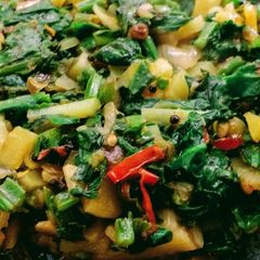 A picture of Palak Saag and veggies curry.