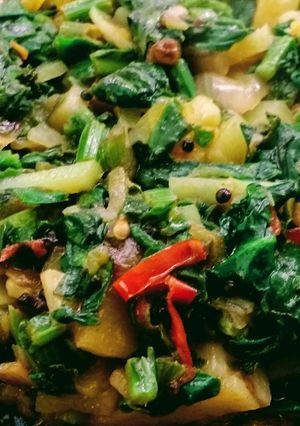 A picture of Palak Saag and veggies curry.
