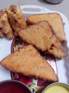 સેઝવાન બ્રેડ પકોડા (Schezwan Bread Pakoda Recipe In Gujarati) રેસીપી મુખ્ય ફોટો