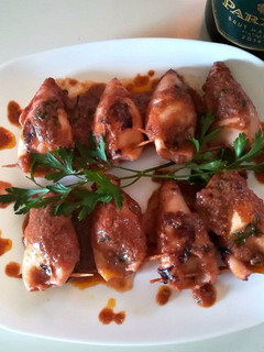 Una foto de Calamares rellenos de puré de patatas y calamares