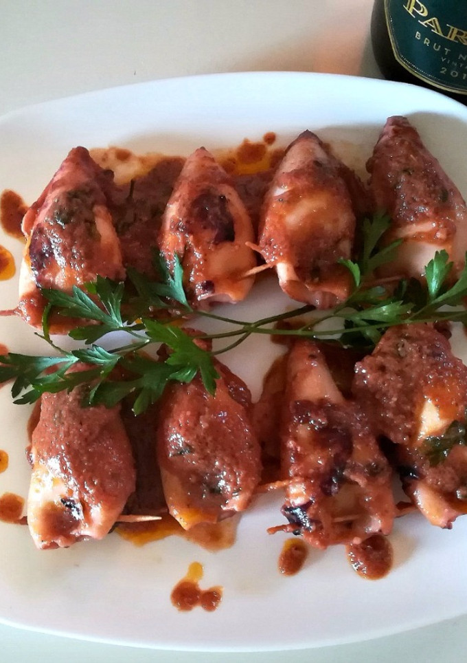 Una foto de Calamares rellenos de puré de patatas y calamares