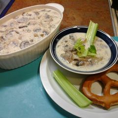 A picture of Cream of mushroom soup.