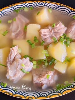 Hình của món Canh khoai tây sườn non.