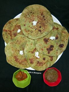 बथुआ का पराठा (Bathua ka paratha recipe in Hindi) रेसिपी मुख्य फोटो