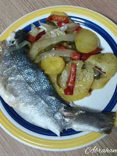 Una foto de Lubina al horno