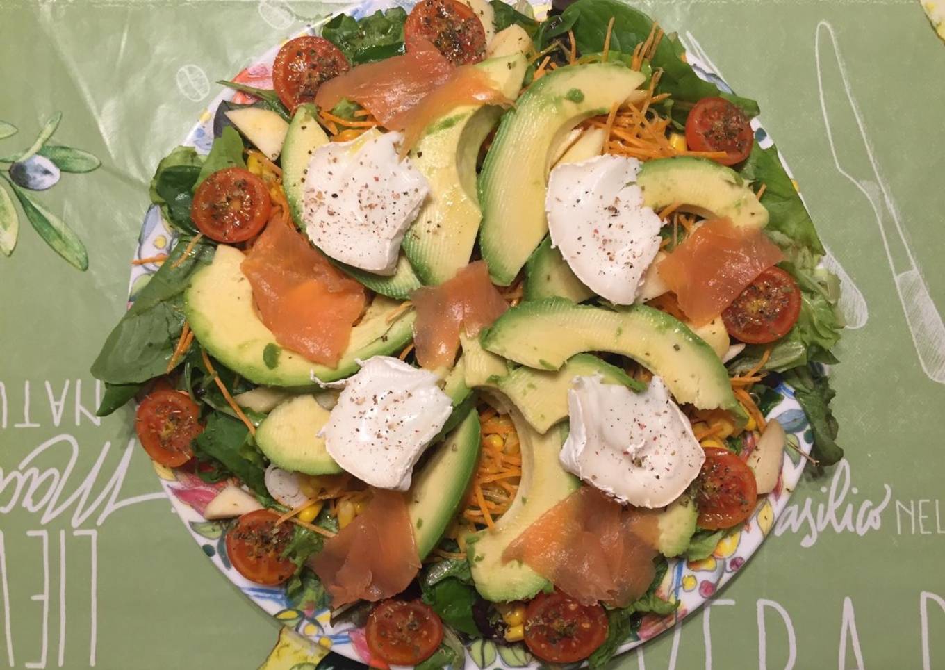 Ensalada de aguacate 馃, salm贸n y queso de cabra 馃構