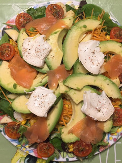 Una foto de Ensalada de aguacate 🥑, salmón y queso de cabra 😋