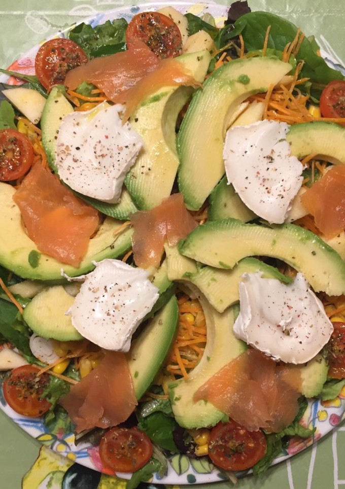 Una foto de Ensalada de aguacate 🥑, salmón y queso de cabra 😋