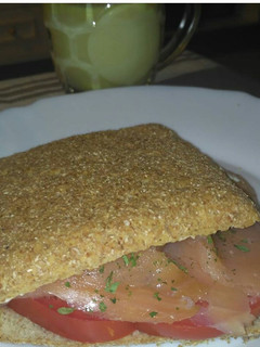Una foto de Sándwich de salmón