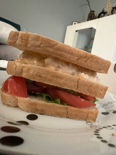 Una foto de Sándwich de atún mayo-sriracha