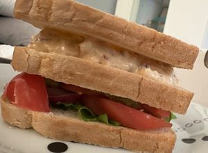 Foto principal de Sándwich de atún mayo-sriracha