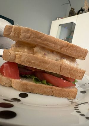 Una foto de Sándwich de atún mayo-sriracha