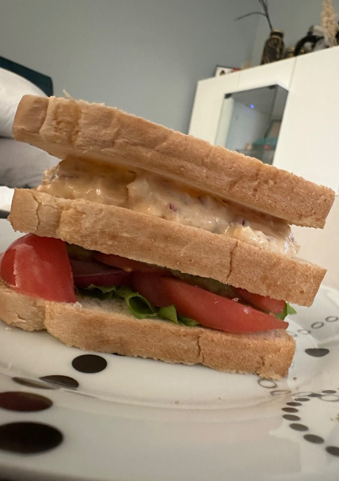 Una foto de Sándwich de atún mayo-sriracha