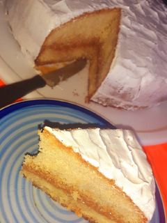 Una foto de Bizcochuelo clásico con dulce de leche y merengue..