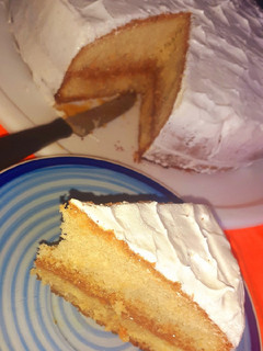 Una foto de Bizcochuelo clásico con dulce de leche y merengue..
