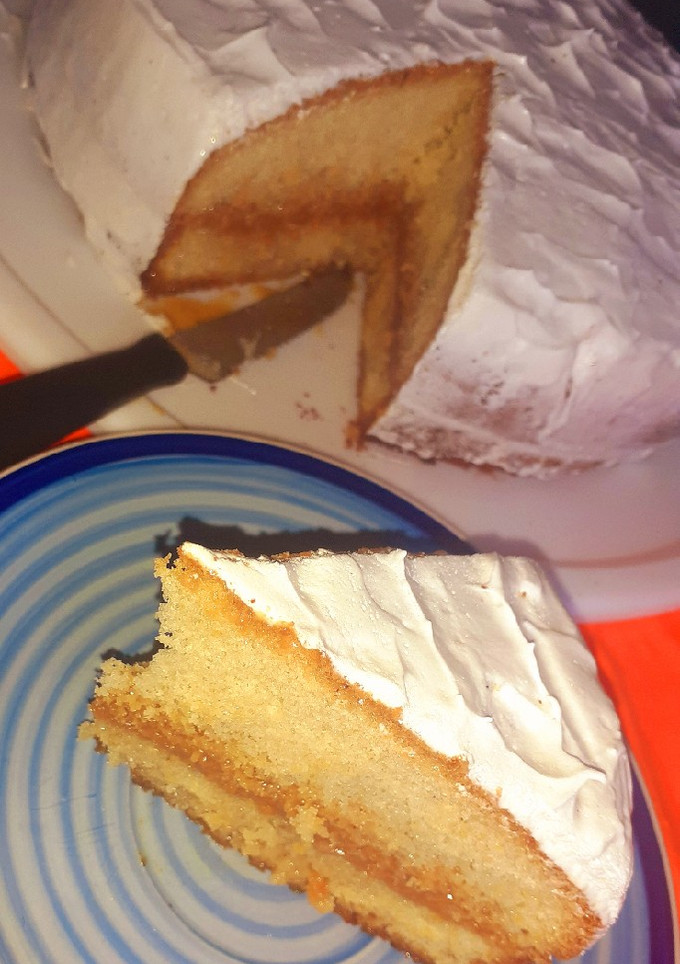 Una foto de Bizcochuelo clásico con dulce de leche y merengue..
