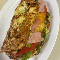 Una foto de Omelette de zucchini (calabacín) opción para una cena saludable