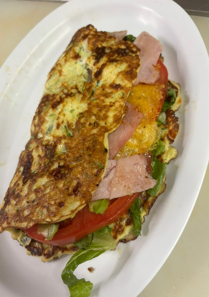 Una foto de Omelette de zucchini (calabacín) opción para una cena saludable