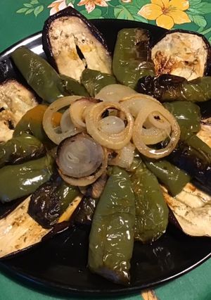 Une photo de Aubergines,poivrons verts et oignons marinés et grillés