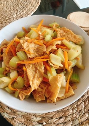 豆皮炒芹菜 的食譜成品照片
