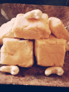முந்திரி மைசூர் பாக்(cashew mysore pak recipe in tamil) செய்முறை முக்கிய புகைப்படம்