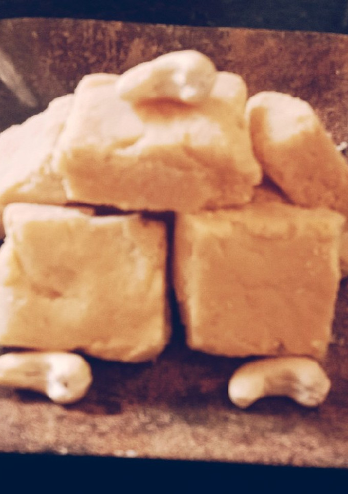 முந்திரி மைசூர் பாக்(cashew mysore pak recipe in tamil) செய்முறை முக்கிய புகைப்படம்