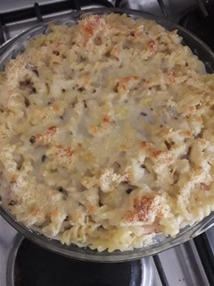 Una foto de Fideos gratinados con salsa de champiñones, jamón y queso