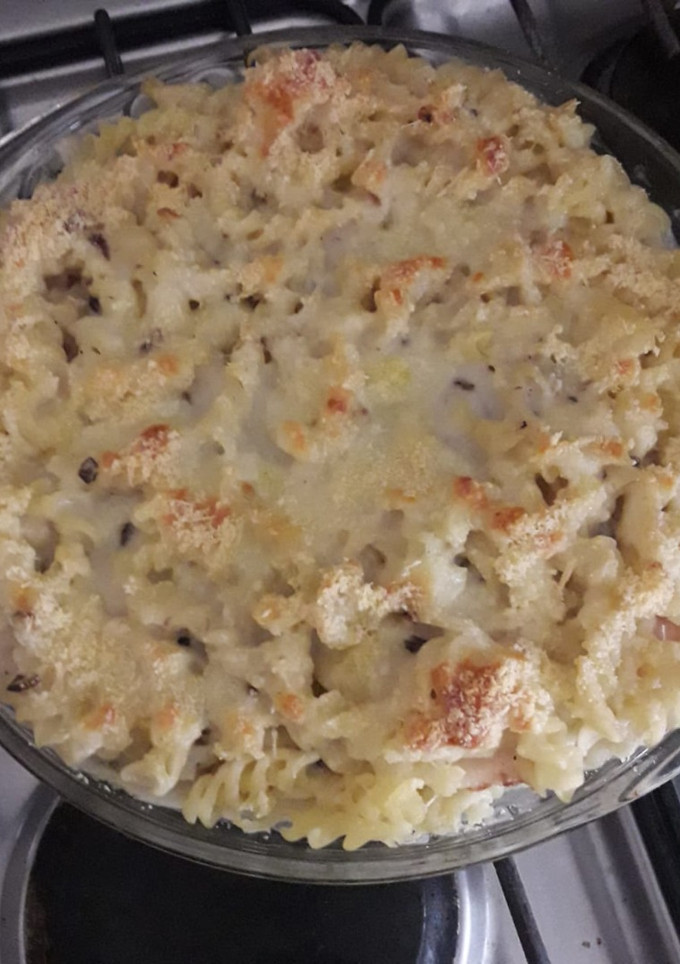 Una foto de Fideos gratinados con salsa de champiñones, jamón y queso