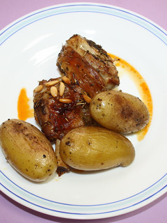 Una foto de Codillo de cordero con patatas al horno