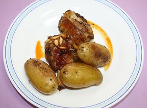 Una foto de Codillo de cordero con patatas al horno
